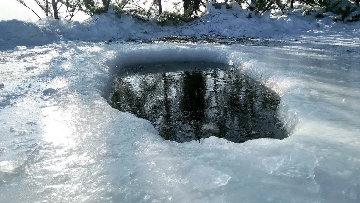 Полынья. Куски льда на реке. Полыньи на реке что это. Полынья на озере. Полынья на льду.