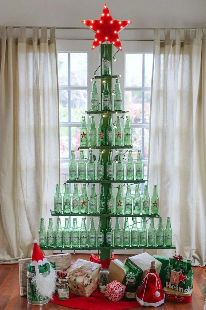 Елка из пивных бутылок. Heineken елка. елка из бутылок пива. елка своими руками.
