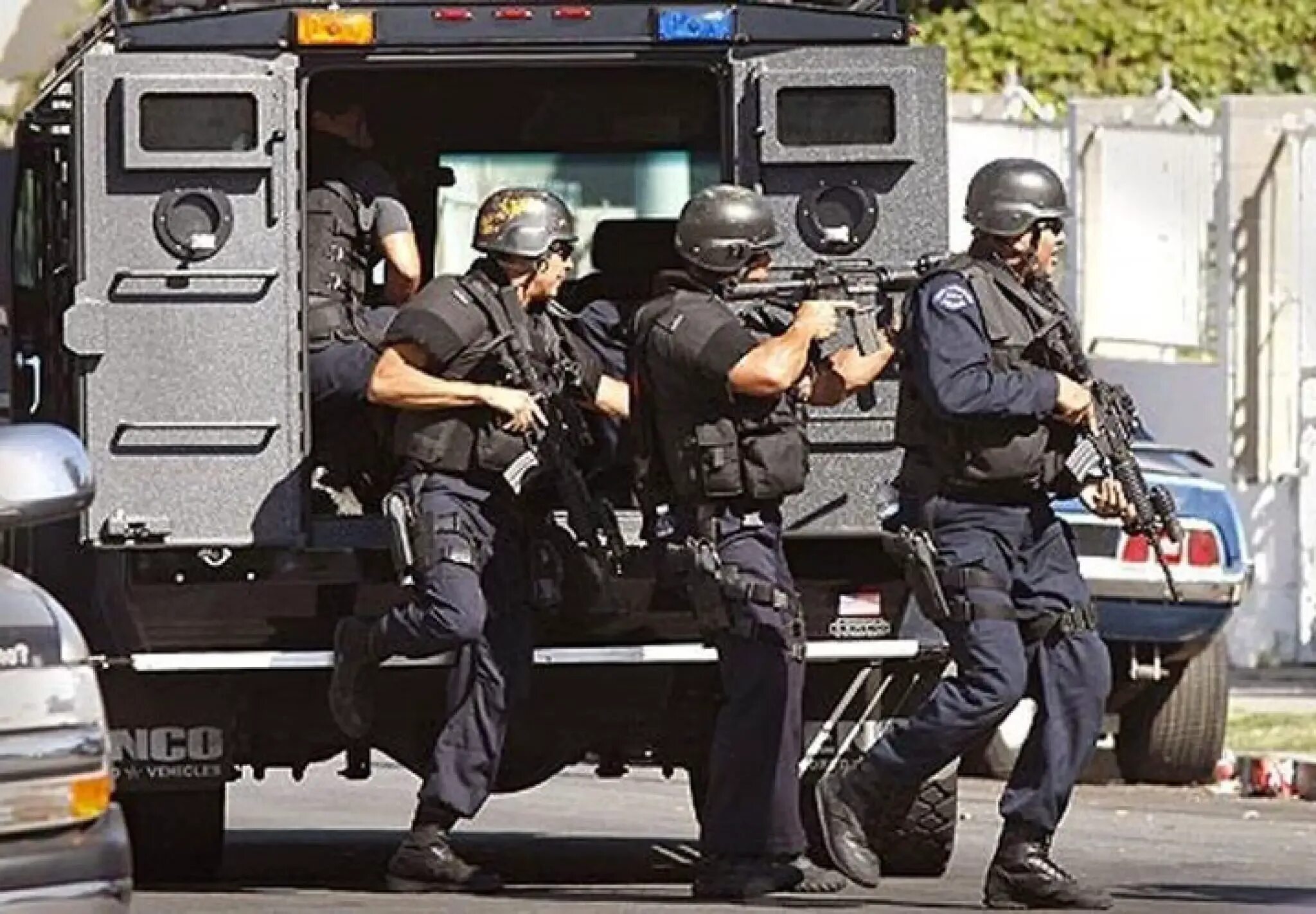 Swat kuwait. Бронежилет LAPD SWAT. LAPD Police SWAT. SWAT полицейский спецназ США. LAPD машины SWAT.