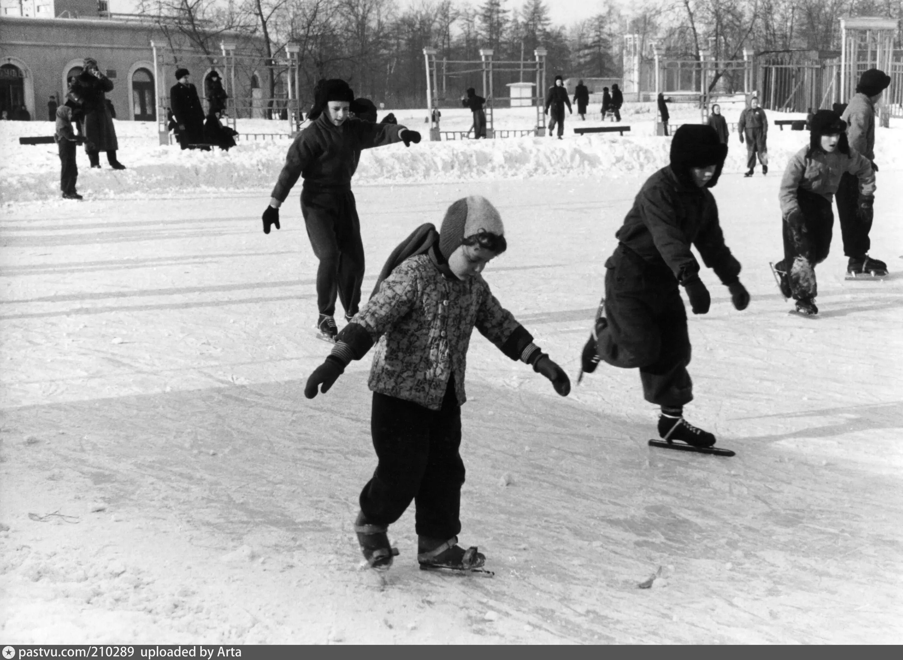 Каток 50 лет. Каток Сокольники. Каток в парке Горького 1960. Катание на коньках СССР. Советские дети на коньках.