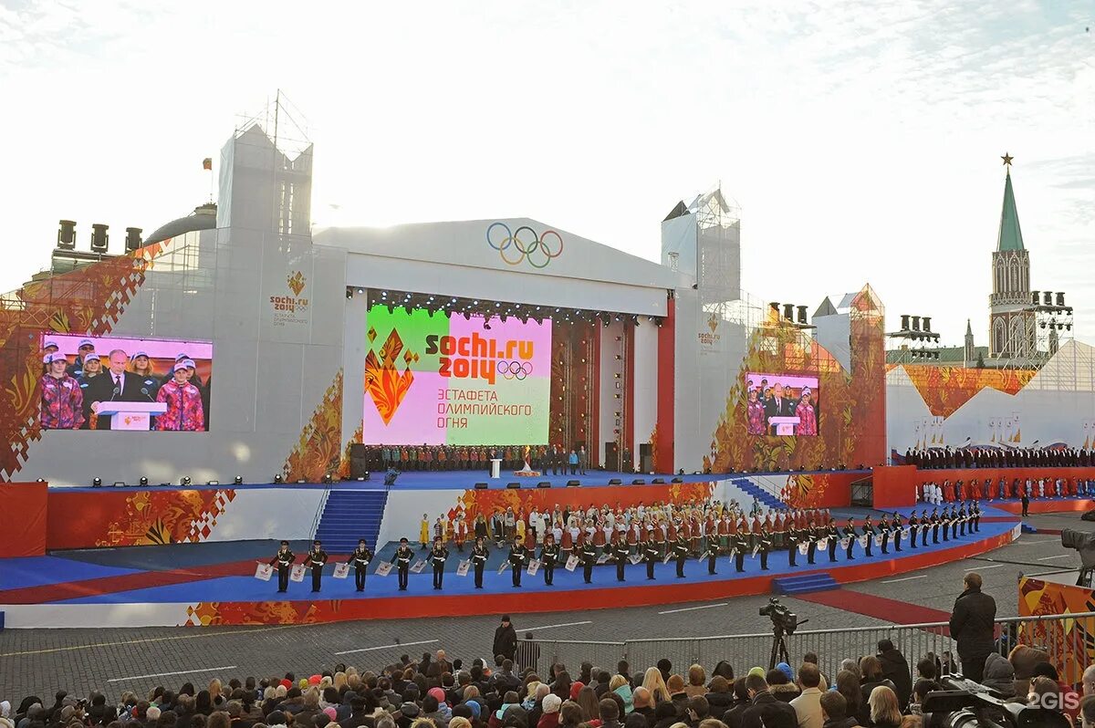 Сцена на красной площади. Сцена на красной площади в Москве. Подготовка сцены на красной площади. Деревянная сцена на красной площади.