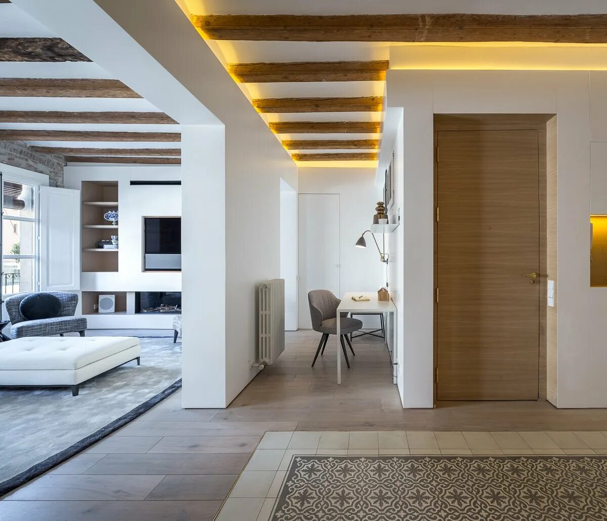 Несущие балки в интерьере. Обыграть балку. Потолочные балки в интерьере. Несущая балка в интерьере. Декоративная балка на потолок.