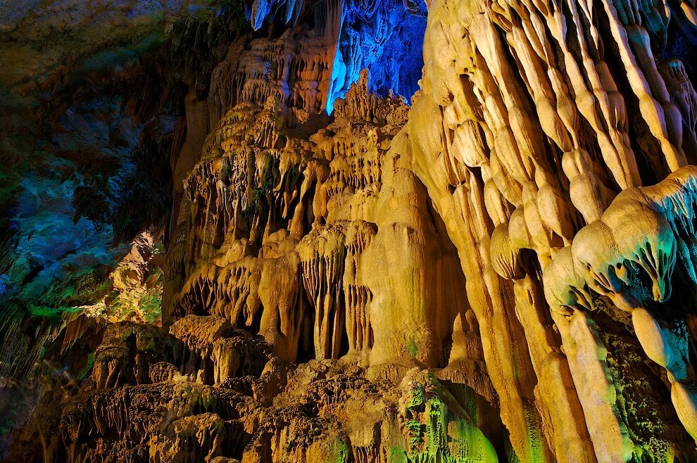 Big mother nature cave. Пещера тростниковой флейты Гуйлинь. Пещера тростниковой флейты Гуйлинь Китай. Пещера тростниковой флейты «Хрустальный дворец короля драконов». Пещера Камышовой флейты.