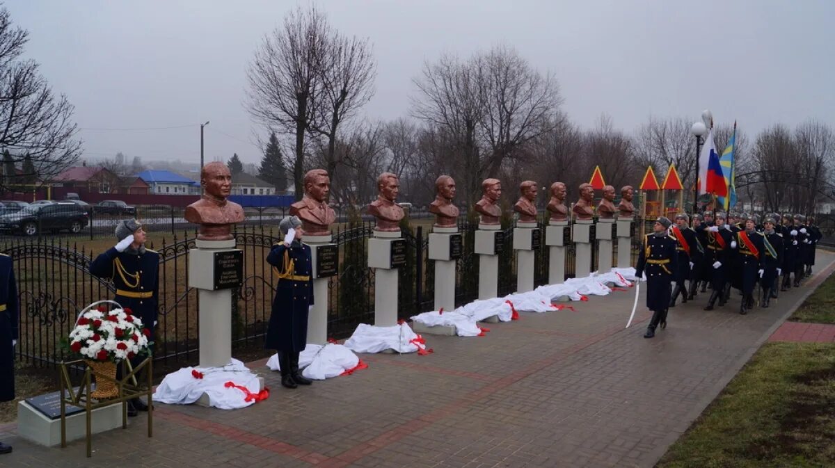 Народное слово хохольского района. Аллея героев Богучар. Аллея героев Воронеж. Аллея героев Эртиль. Хохольский район аллея славы.