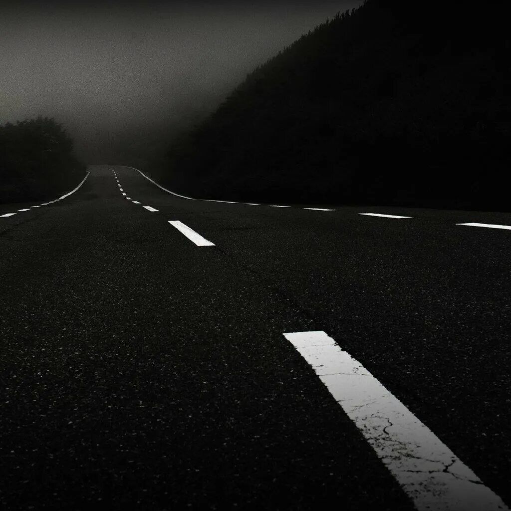 Дорога из черных камней. Дорога. Черная дорога. Дорога черно белая. Ночная дорога.
