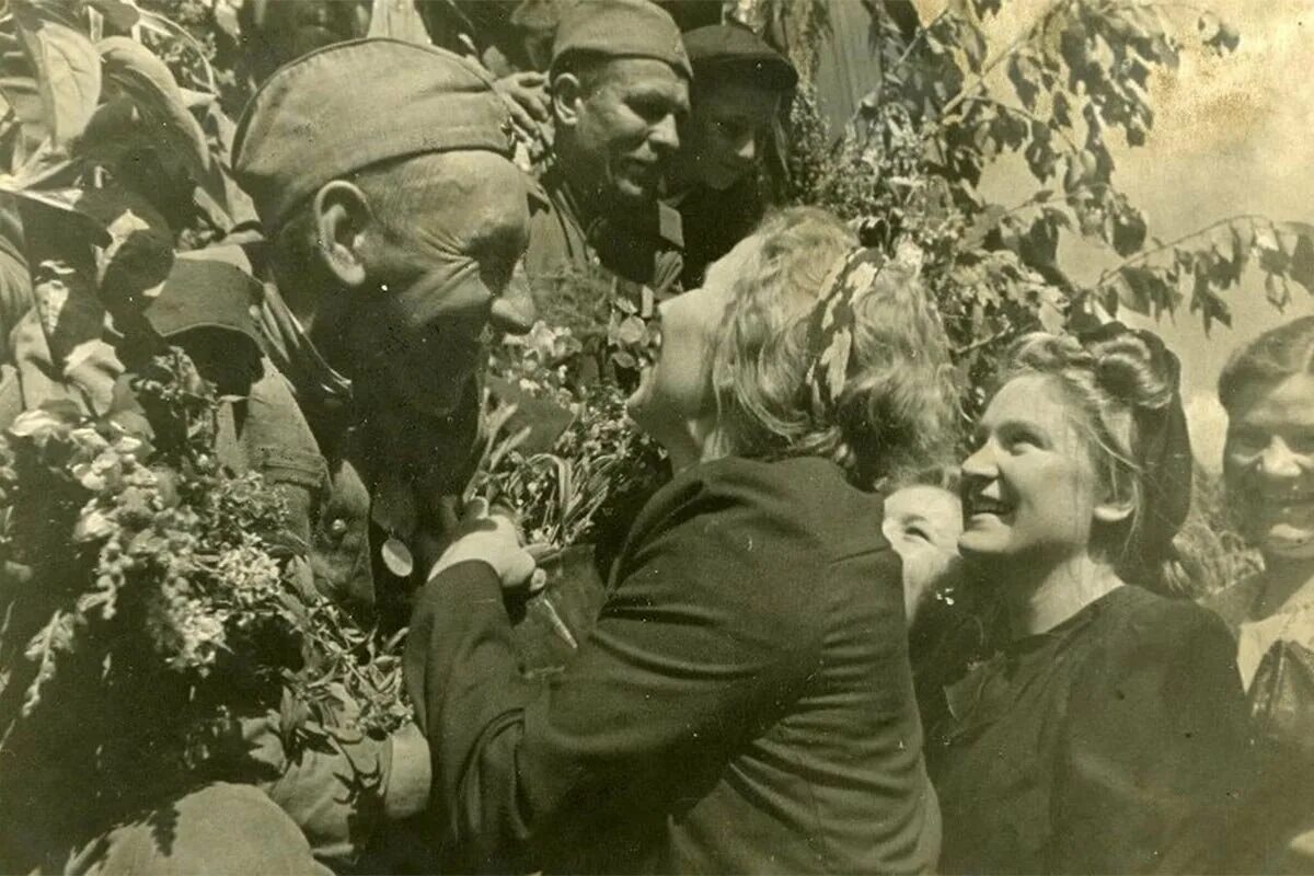 Встреча солдат с фронта 1945. Радость победы 1945 ссср. Встретимся после победы. Освобождение минска 1944. Кадры победы 1945.