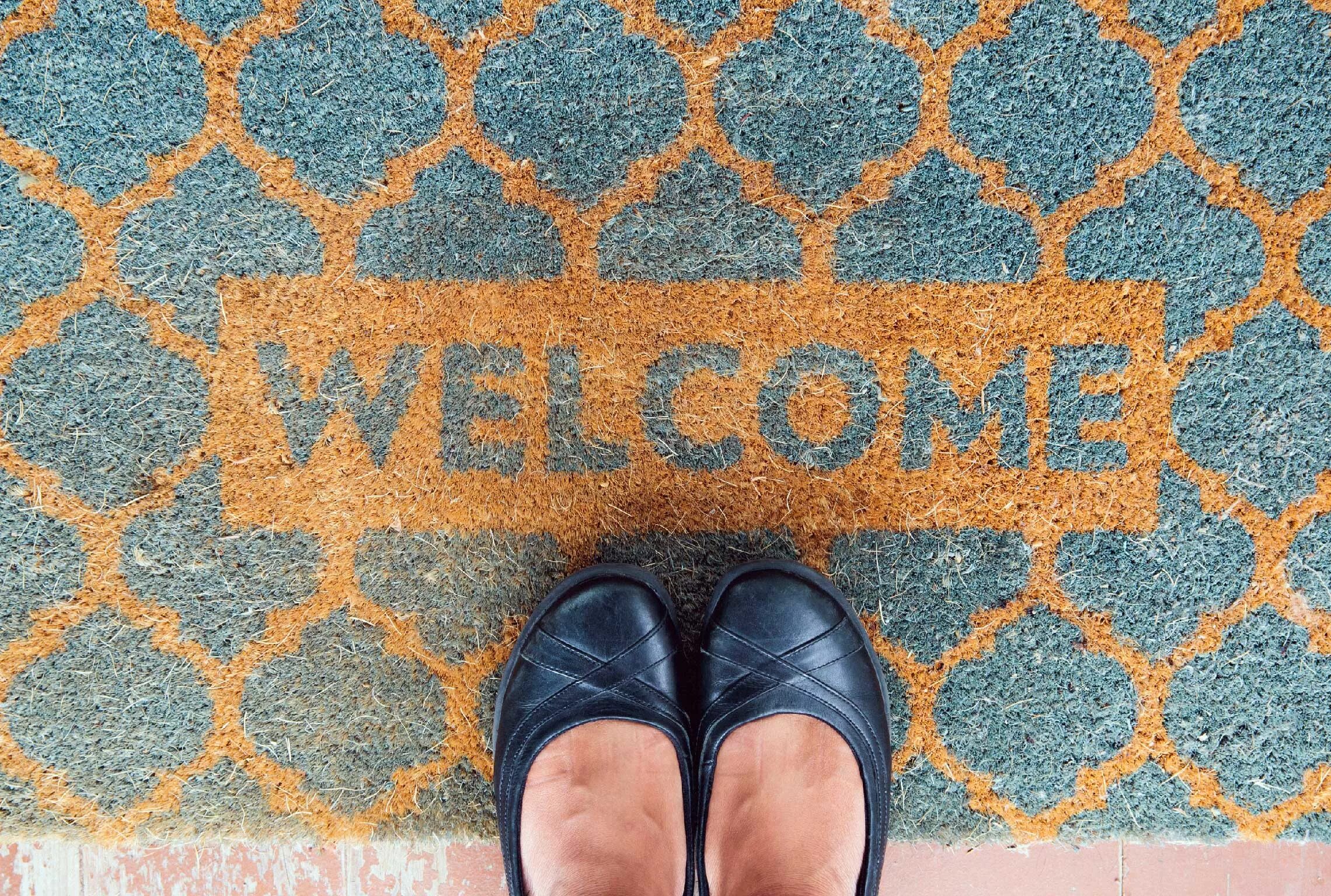 Friends буквами из журнала. Надпись welcome. Welcome out. Welcome out. Картинка коврик добро пожаловать домой.