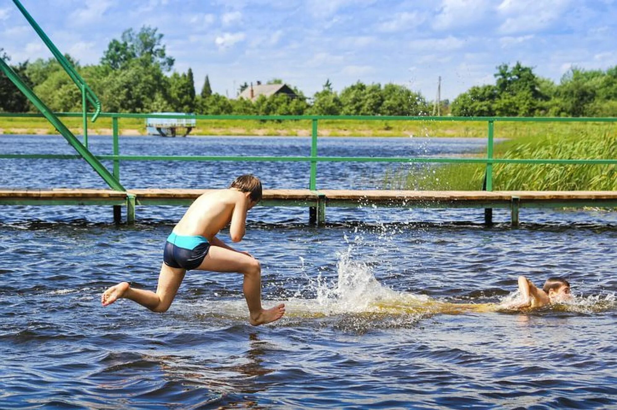 Купаться м. Купание в водоемах. Купаться в реке. Купаются в пруду. Человек у водоема.