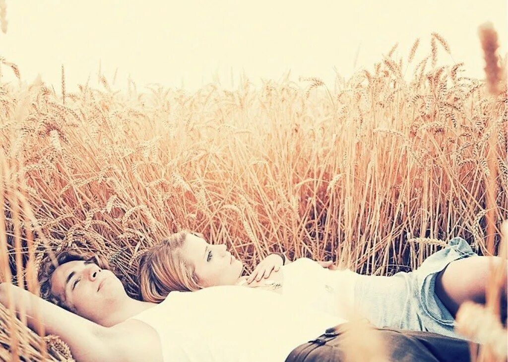 Романтическое чаепитие. Влюбленные на природе. Парень и девушка в кафе. Два человека одно утро. Влюбленные на качелях.