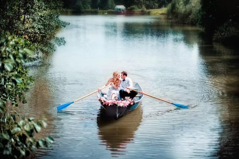 Можно ли ездить на лодке. Прогулка на лодке. Лодка для прогулок по реке. Прогулка на лодке с веслами. Катание на лодке с веслом.