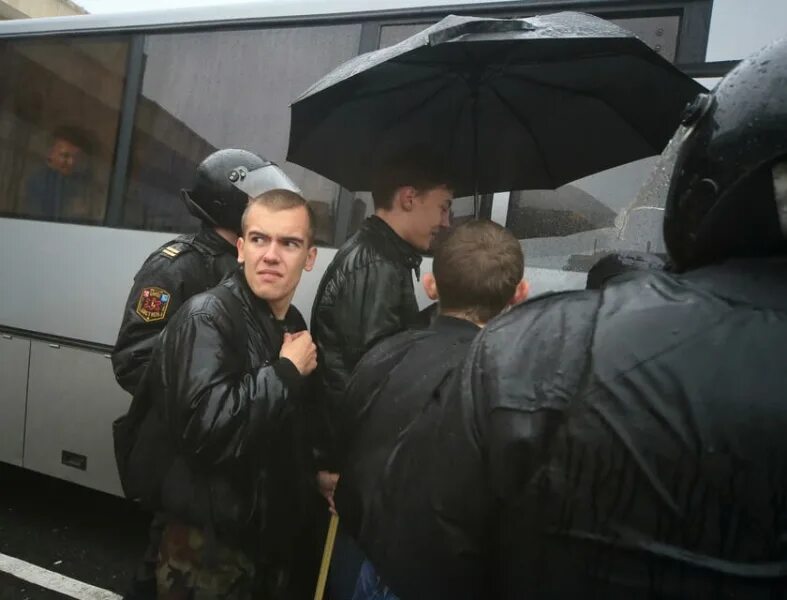 Мигранты нападают на москвичей. Задержание кавказца в Москве. Задержали мигрантов в Москве. Толпа мигрантов напала на полицейских в Москве.