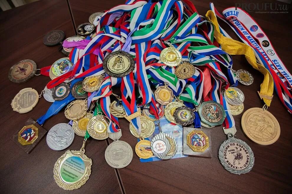 Sports medals. Медали спортивные. Медали по дзюдо. Спортивные награды. Много медалей.