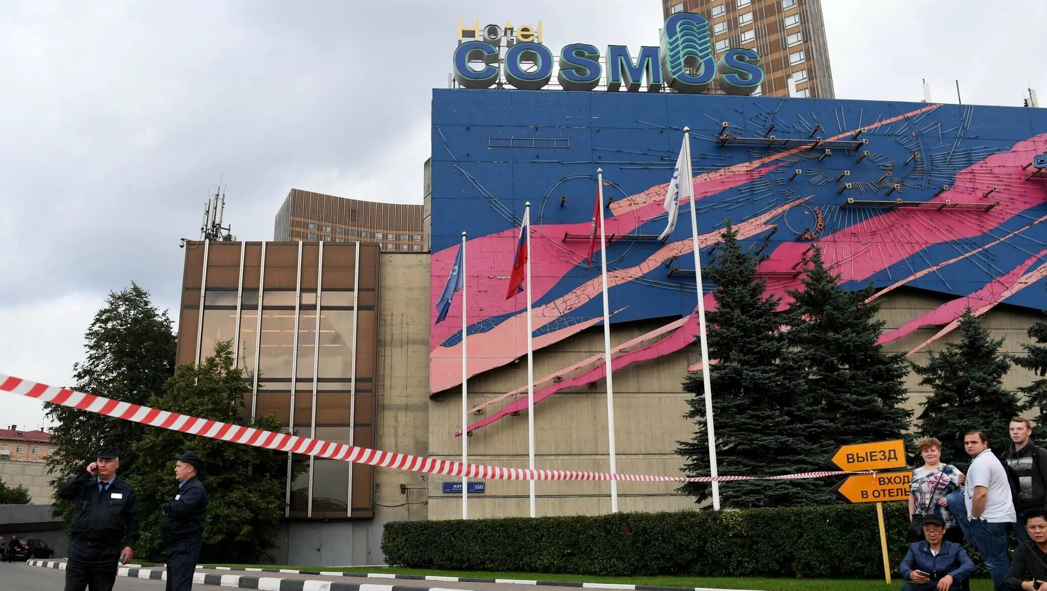 Гостиница космос на вднх парковка. Отель космос парковка. Гостиница космос москва парковка автобусов. Гостиница космос москва парковка автобусов. Парковка при гостинице.