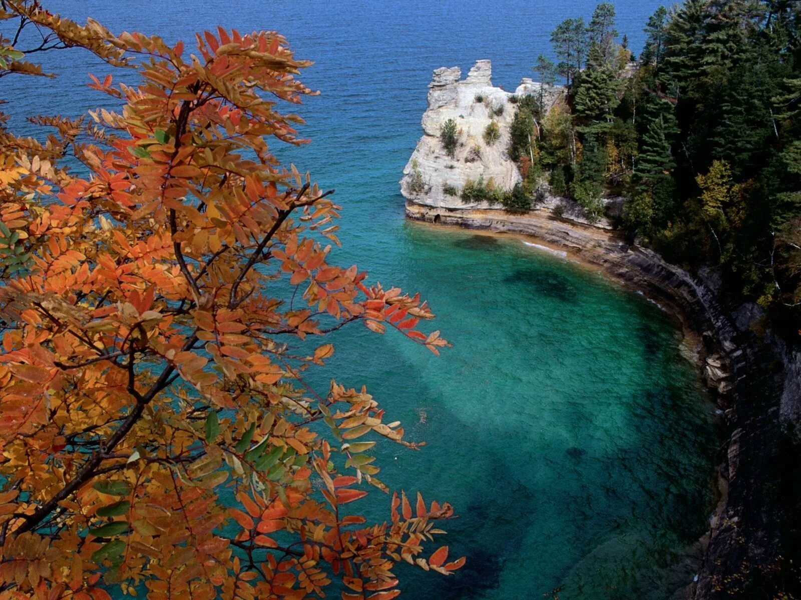 Озеро Мичиган. Осень на Ольхоне. Штат Мичиган природа. Озеро Мичиган пляж. Осенний берег моря