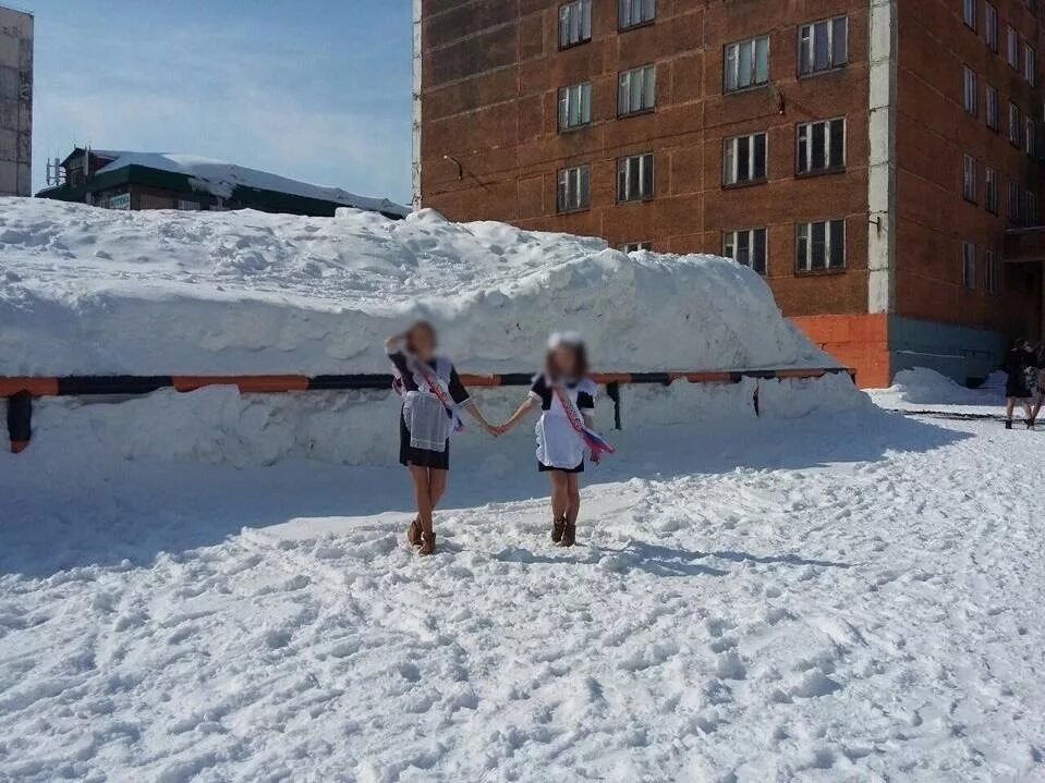 Норильск зима 2008. Норильск снег летом. Талнах зимой. Норильск сугробы. Температура в снежном сугробе