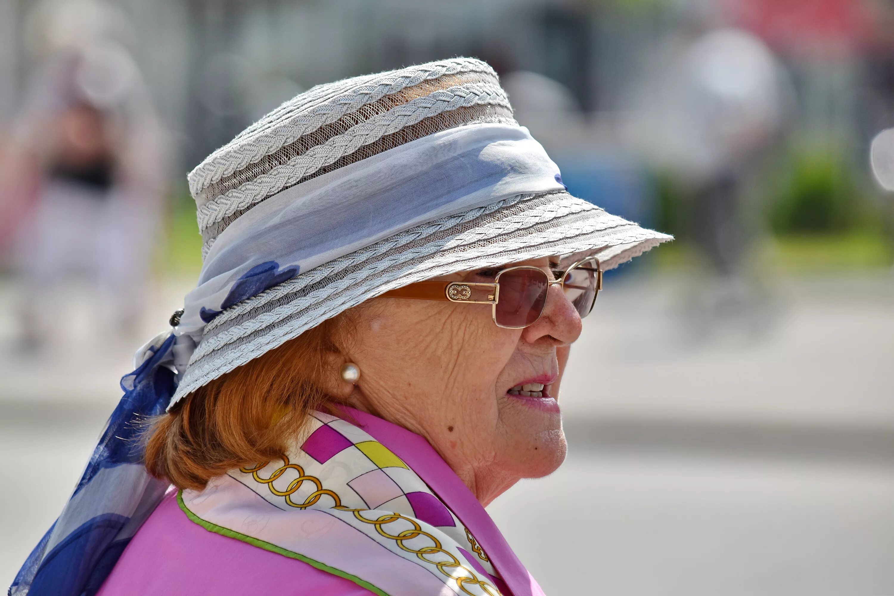 Бабуля в шляпе. Бабушка в шляпке. Шляпки для пожилых женщин. Шляпки для женщин пожилого возраста. Шляпа старушки
