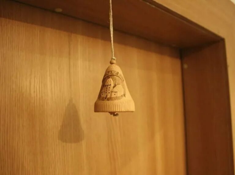 Куда вешать колокольчик. Китайские колокольчики (wind chime). Колокольчики для дома. Звоночек на дверь. Куда вешать колокольчик.