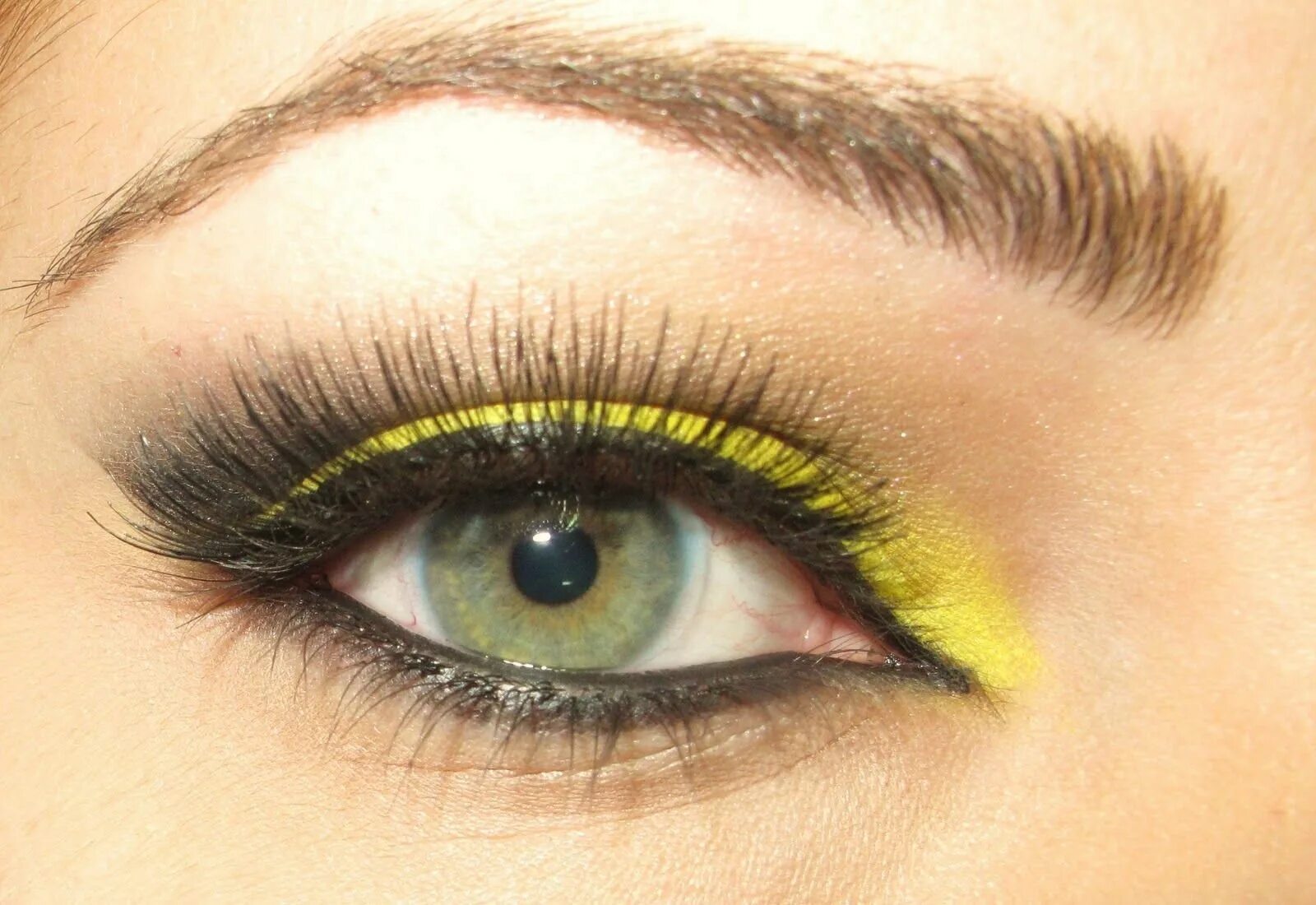 Зелено голубо желтые глаза. Жёлтый макияж глаз. Макияж с желтыми тенями. Желто-зеленый макияж глаз. Желто зеленый макияж.