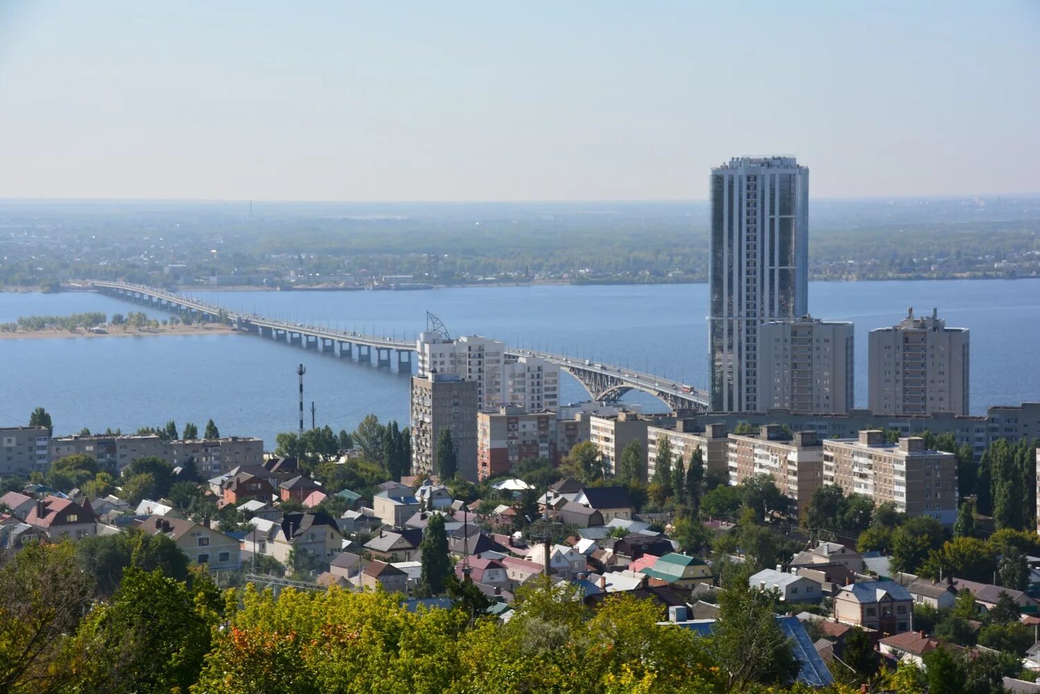 Комитет населения города саратова. Саратовский мост через Волгу с Соколовой горы. Саратов вид на Волгу и город Энгельс. Смотровая площадка Саратов парк Победы. Город Саратов парк Победы вид с Волги.