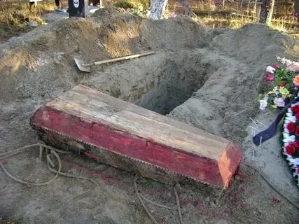 Меня похоронили в доме злых