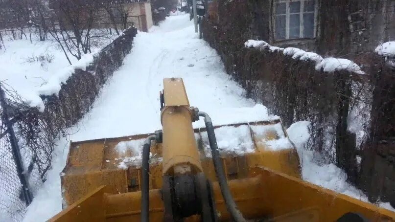 Уборка снега в снт. Угольник прицепной тракторный для чистки дорог от снега. Чистка снега трактором в СНТ. Трактор для чистки снега.