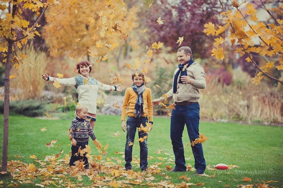 Прогулка с удовольствием. Осенние фотосессии на природе. прогулка на природе. прогулка в парке осень семья. семейная фотосессия на природе осенью.