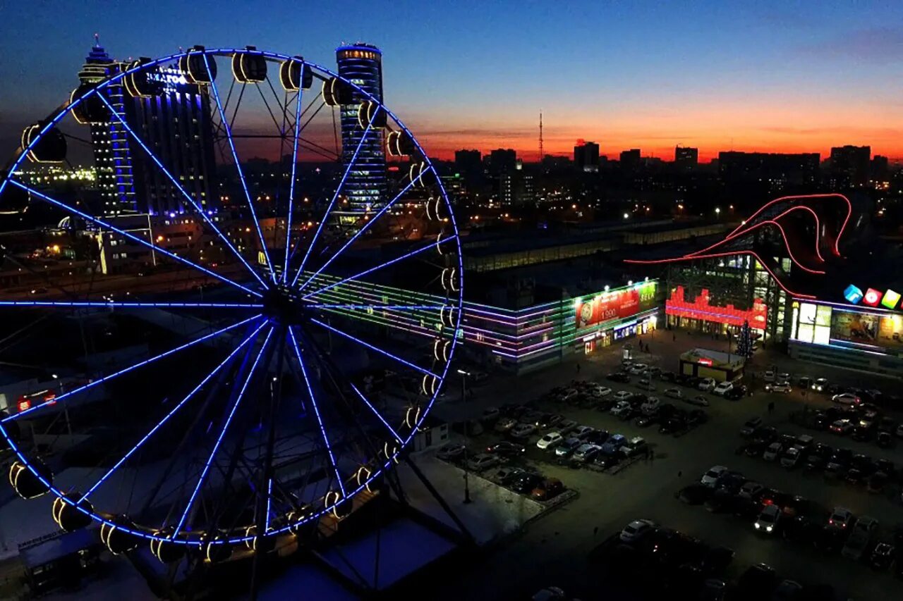 колесо обозрения челябинск ночью. американская горка в парке революции. колесо обозрения челябинск мегаполис. колесо обозрения 360 челябинск. колесо обозрения мегаполис.