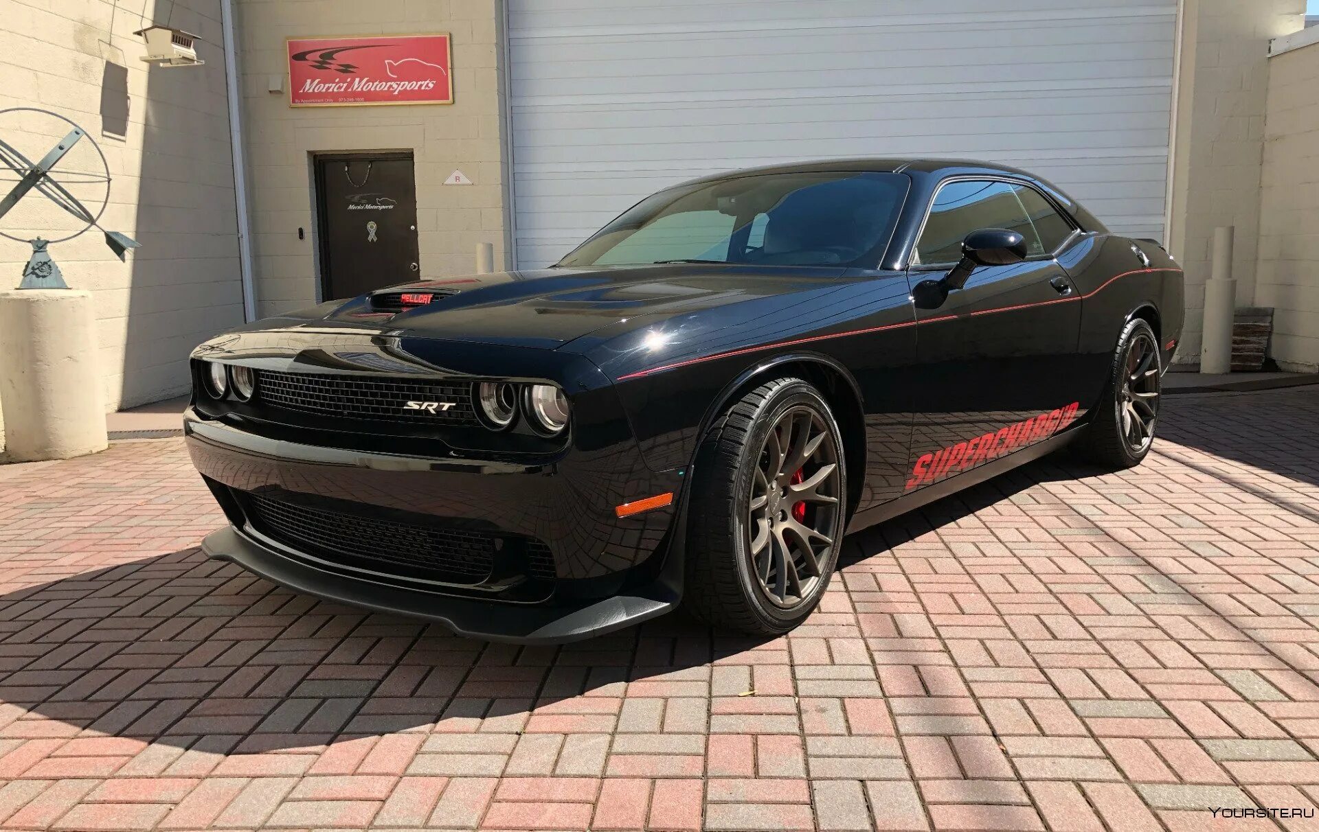 Отзывы челленджер. Додж Челленджер 2016. Чёрный dodge Challenger 2016. Dodge Challenger srt8. Dodge Challenger Hellcat 2016.