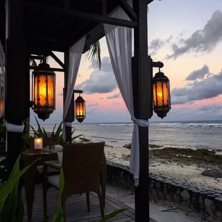 уютный зимний интерьер. вечером в каждом доме. высказывания про дом и семью. свечи в интерьере. домашний уют.