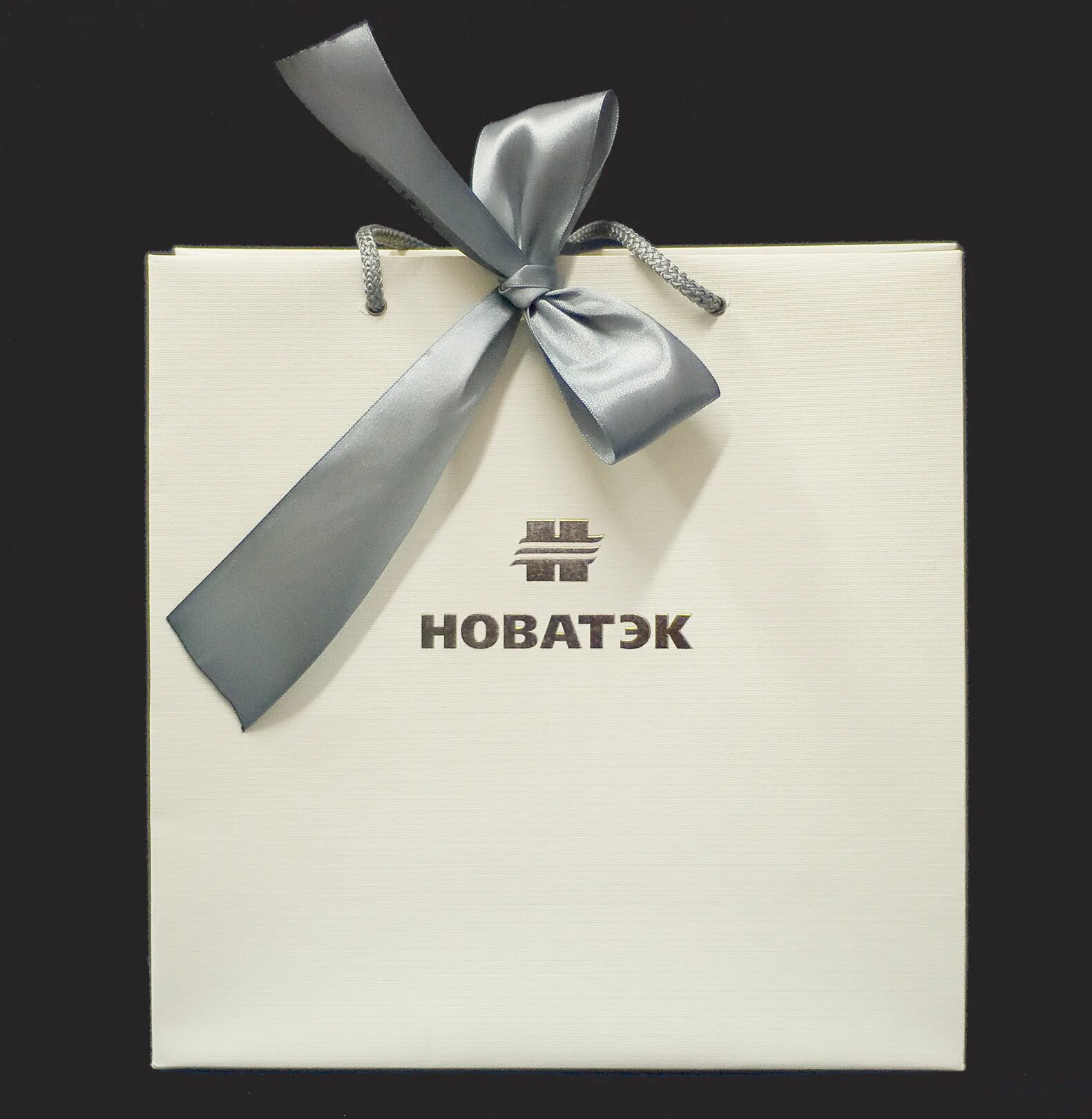 Пакет крафтовый с атласными лентами. Красиво перевязать подарок лентой. Завязывание бантиков. Как пакет ленточкой завязать. Подарочный пакет из бумаги.