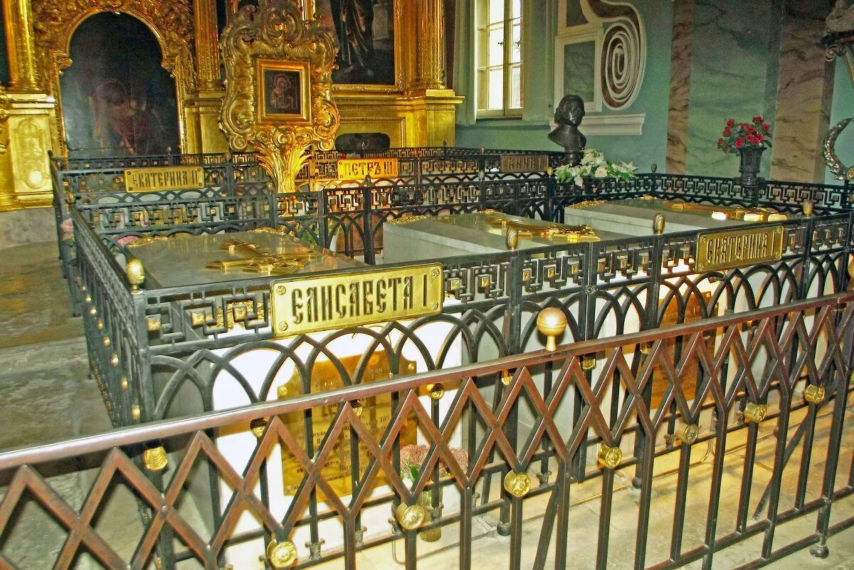 Петропавловский собор усыпальница александра 2. Петропавловский собор могила петра i санкт-петербург. Могила петра 1 в петропавловской крепости. Петропавловская крепость могила петра. В петропавловском соборе похоронены.