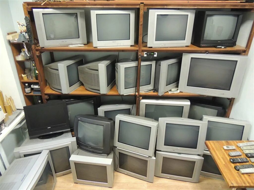 Телевизор обычный куплю. Телевизор 2000 года. ЭЛТ телевизор. Много телевизоров. Старый телевизор 2000.