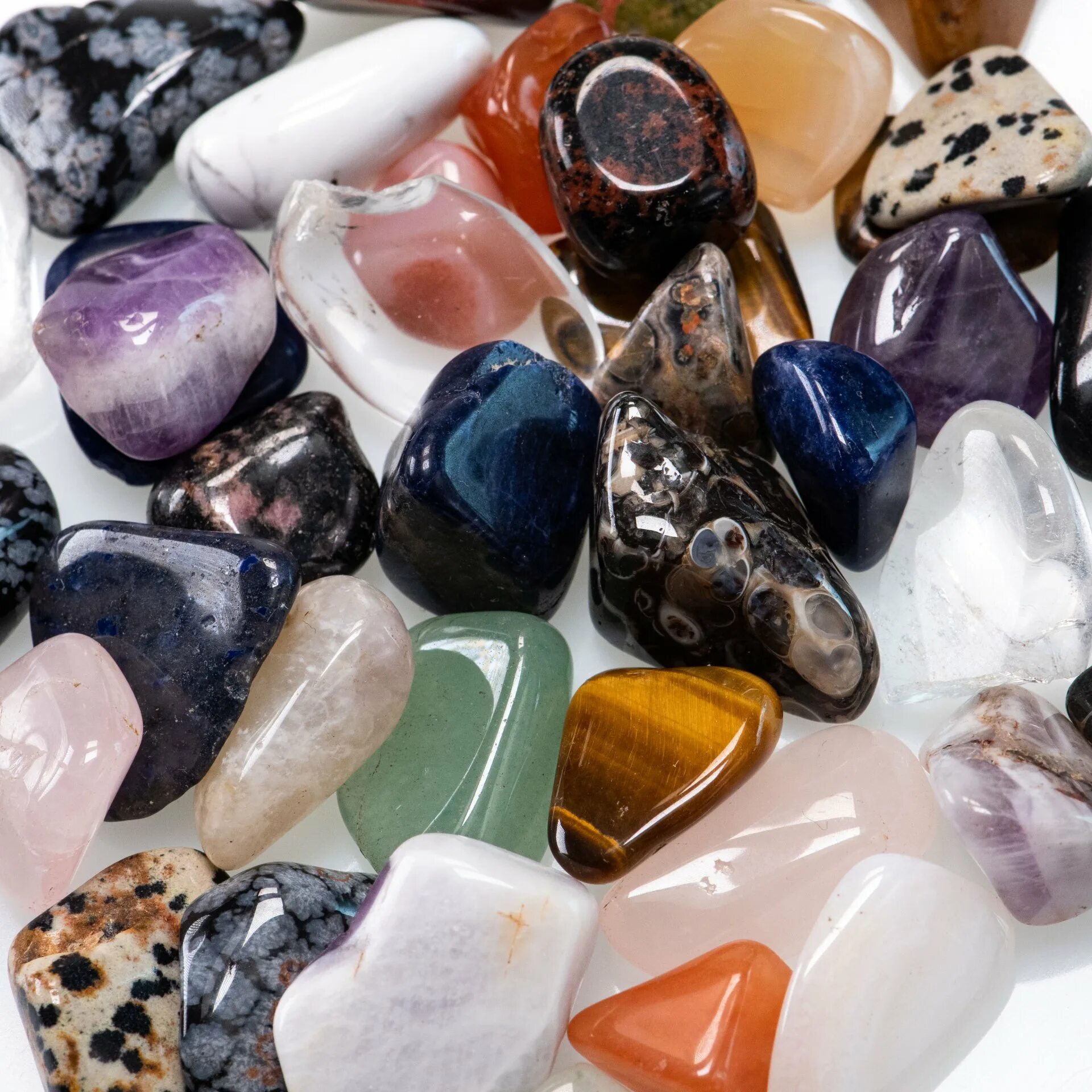 цветные полудрагоценные камни. минералы самоцветы полудрагоценные камни. поделочные камни это. уральские самоцветы кабошоны. поделочные камни это.