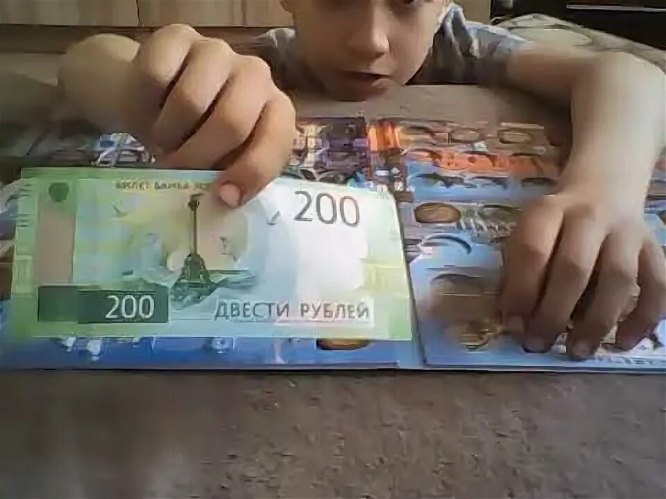 Рублей видео. Человек с деньгами россия. Купюра 350 рублей. Рублей видео. Банкнота 2000 рублей россия.