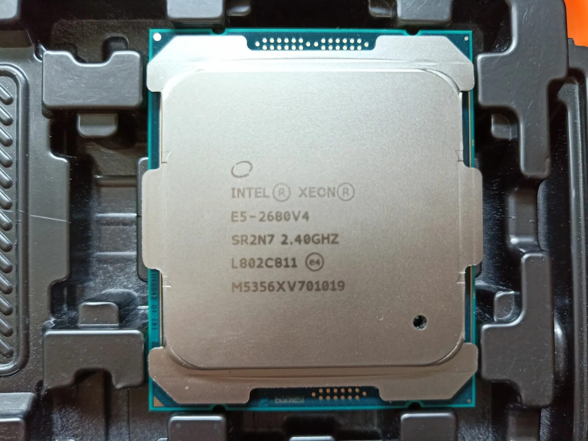 Xeon lga 2011 v4. Intel Xeon e5 2680 v4. Intel Xeon e5-2680 v2. Xeon e5-2680 v1. Процессор Xeon e5 2680 v4.