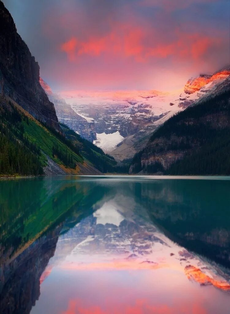 Самого лучшего качества. Озеро Морейн в Канаде. Озеро в горах. Красивый вид на горы. Завораживающая природа.