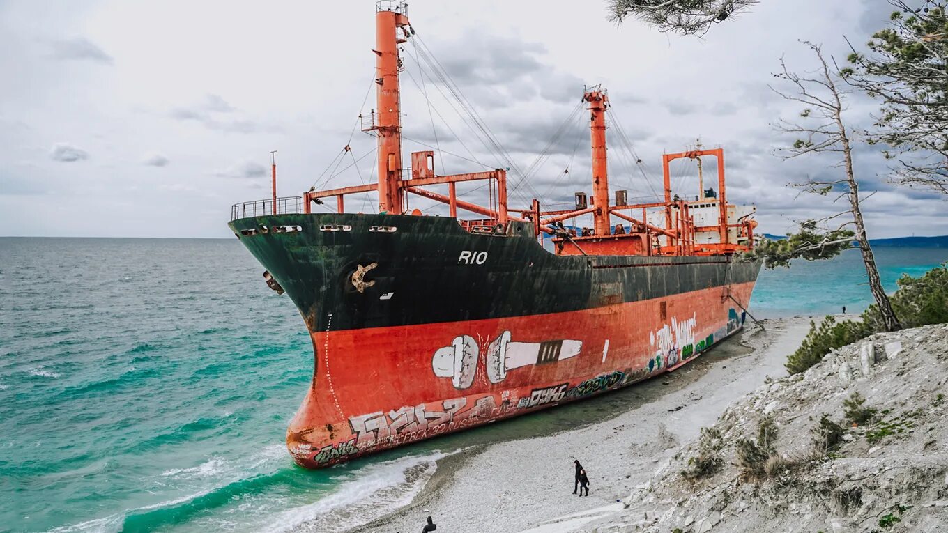 Судно прибилось к берегам доминиканы. Корабль рио в кабардинке. Судно рио кабардинка. Нелегалы на корабле. Судно прибилось к берегам доминиканы.
