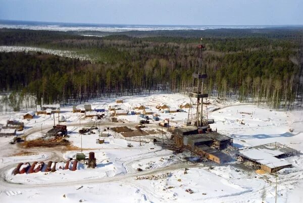 Западно Сибирская равнина нефть. Сибирское нефтяное месторождение. Нефтедобыча в Западной Сибири. Нефтяная вышка Западная Сибирь.