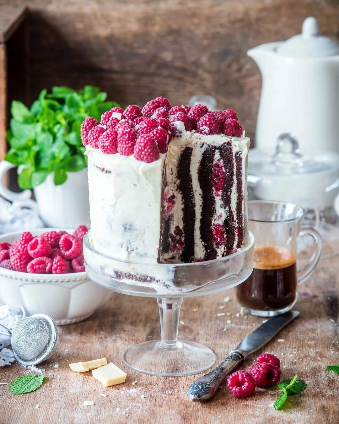 Торт с вертикальными бисквитами. Шоколадный торт с вертикальными коржами. Вертикальный рулетный торт. Вертикальный торт. Вертикальный торт.