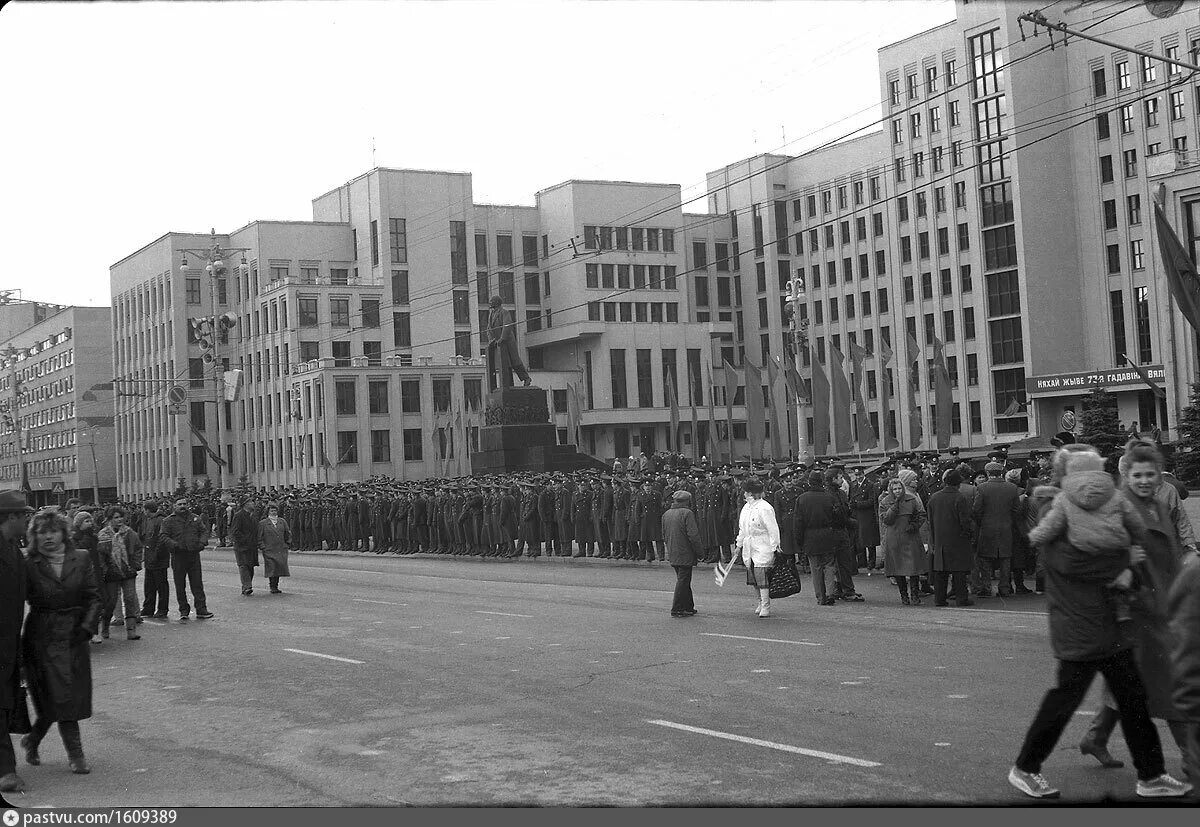 Минская 90. Минск площадь независимости 1944. Минск в 90-е. Минск 90 года. Город Минск 1990 года.