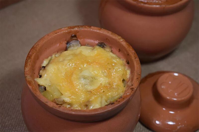 мясо по-французски в духовке в горшочках. жаркое в горшочках с курицей. говядина в горшочках с картошкой. горшочек для запекания с картошкой. рецепты в горшочках.