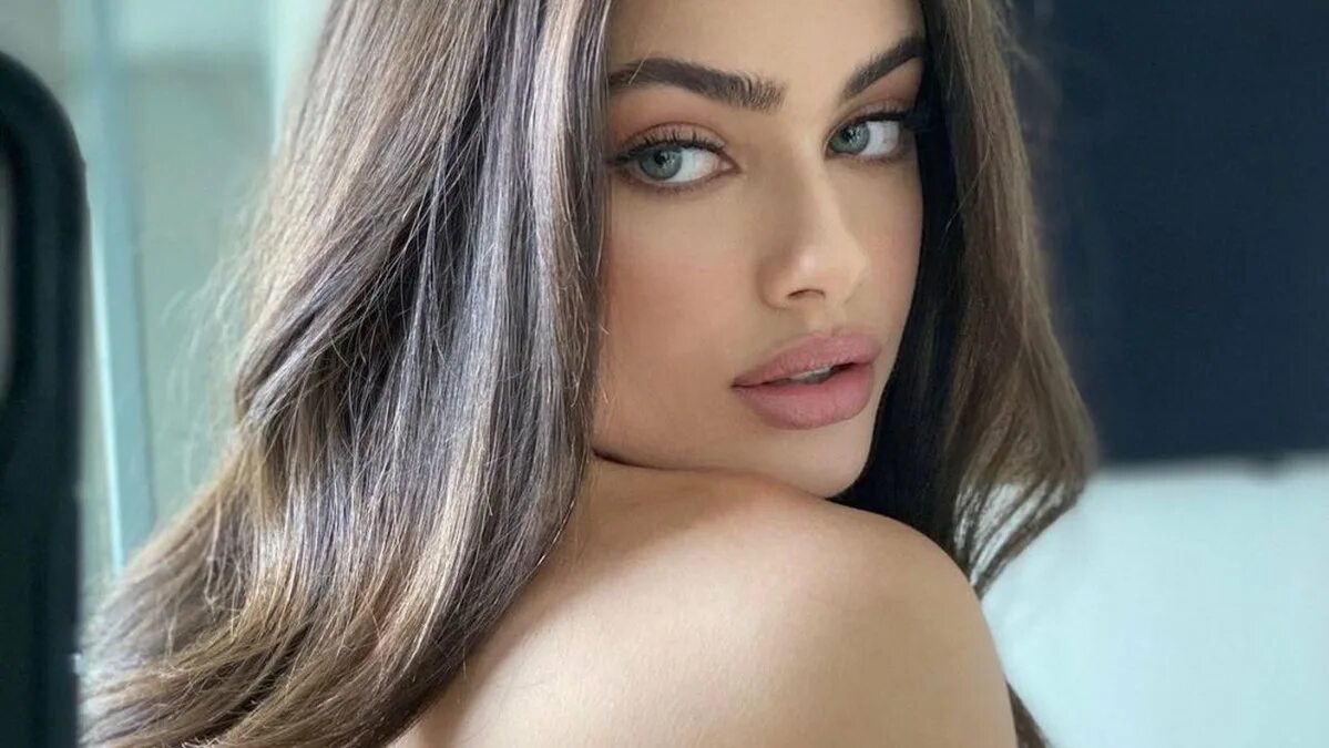 Лица 2020 года. Официальное лицо. Белла хадид кожа. Яэль шелбиа в 6 лет. Лицо 2020 года.