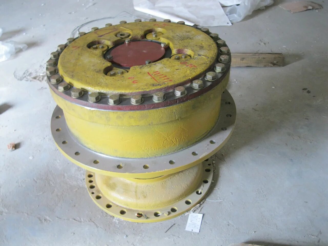 Бортовой редуктор чтз б 11. Бортовая передача трактора т 35 четра. Бортовой редуктор бульдозера. Бортовой редуктор шантуй сд 16. Бортовой редуктор бульдозера.