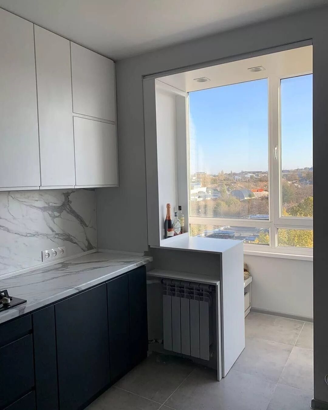 Интерьер кухни с лоджией. Выход на балкон через кухню. Кухня на балконе. Узкая кухня с балконом. Выход на балкон через кухню.