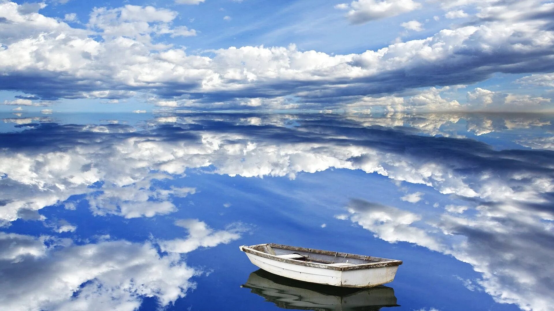 Облака плывут в воде. Отражение неба в воде. Отражение облаков в воде. Зеркальная гладь воды. На воде и в небе.