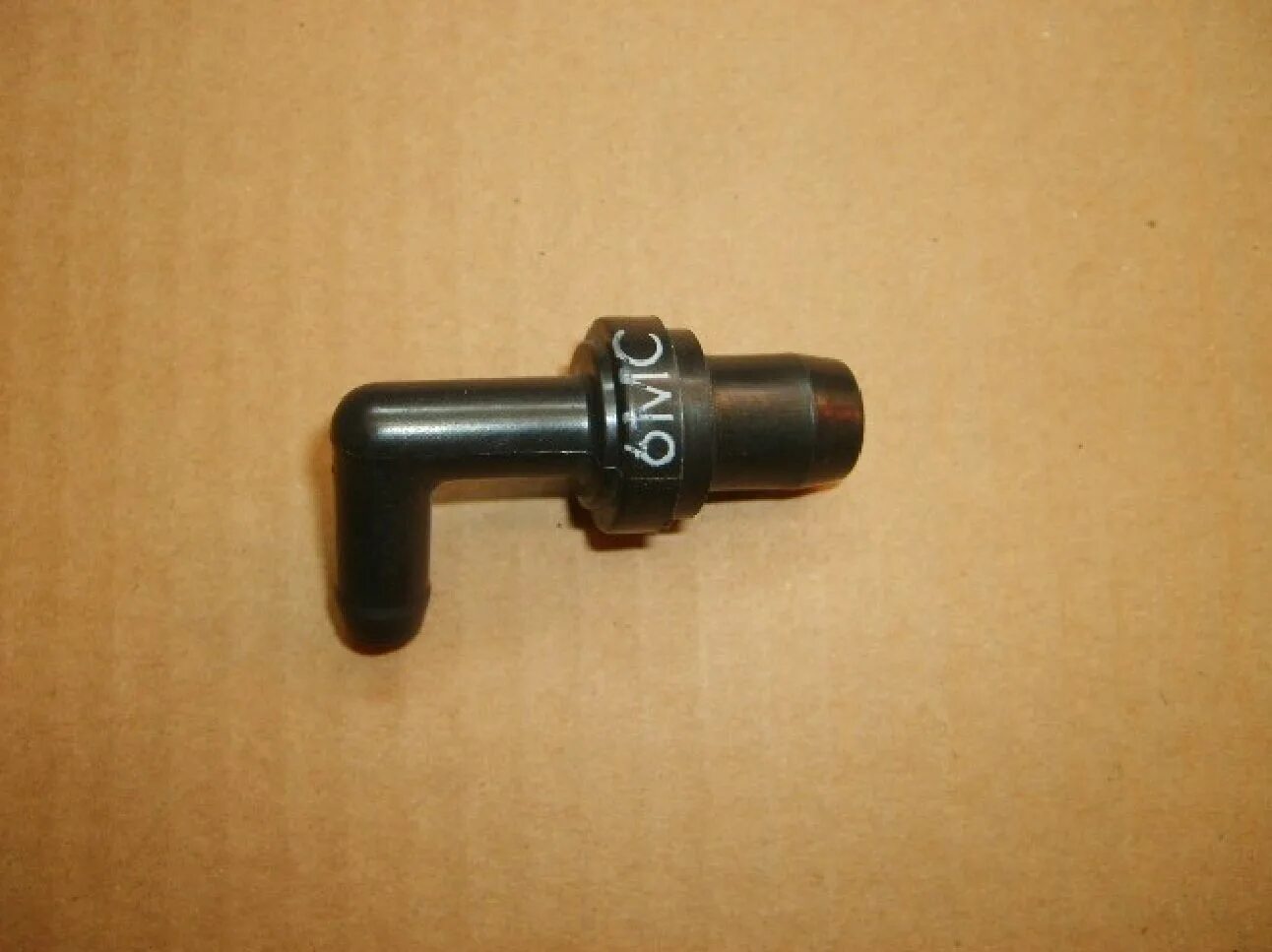 Штуцер угловой газель дв. Штуцер вентиляции картера. Штуцер вентиляции картера рено логан. Патрубок соединительный 1014059. Штуцер для вентиляции.