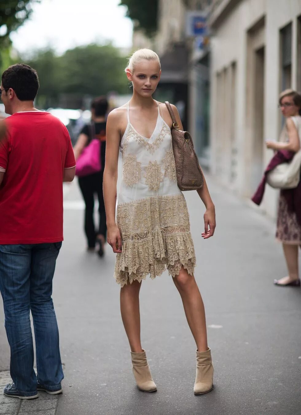 Геометрия в одежде и обуви фото. Красивые женщины без одежды. Женщины в одежде и без одежды. Геометрические вставки на одежде. Необычные идеи в одежде.