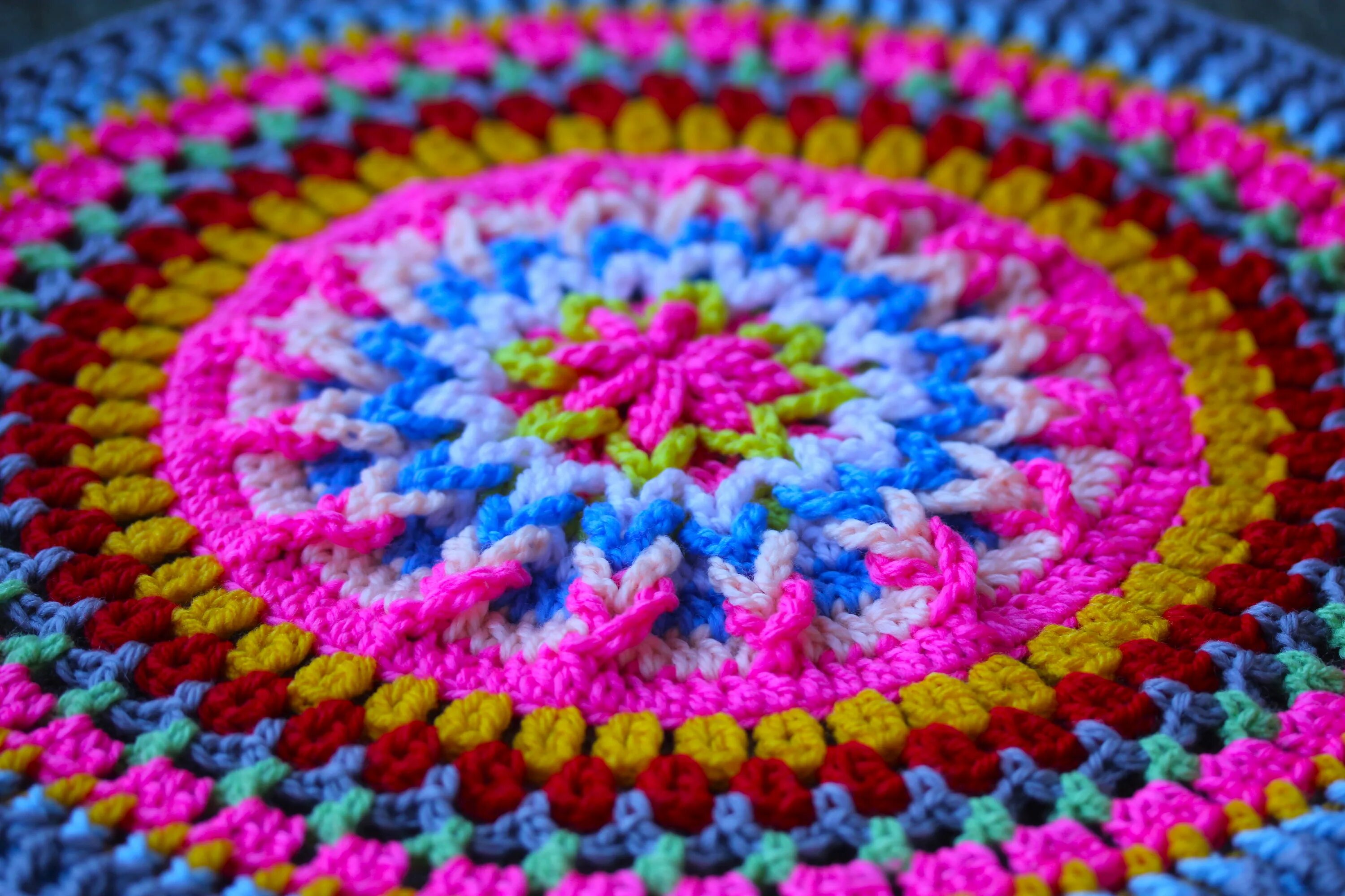 Кружок вязания. Как вязать коврик круг. Круглый коврик крючком. Вязаные половики крючком. Разноцветный коврик крючком.