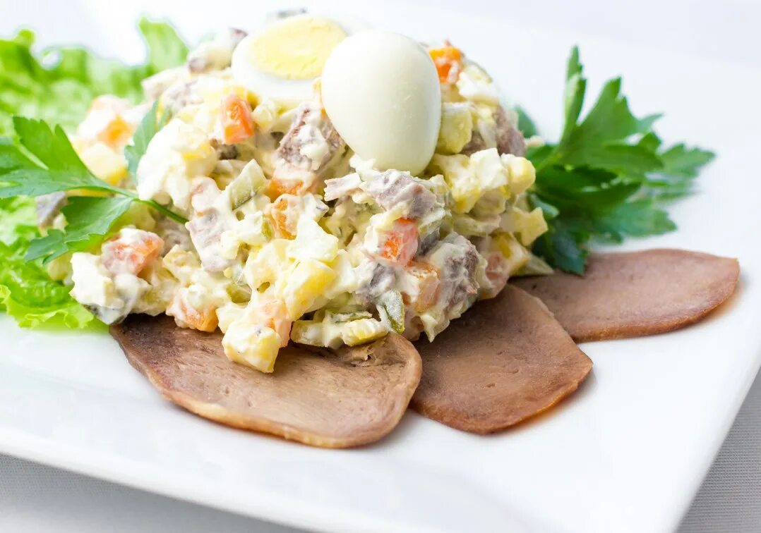 Оливье сердце. Салат оливье с языком говяжьим. Салат фото. Салат оливье с языком говяжьим. Классическое оливье с говядиной.