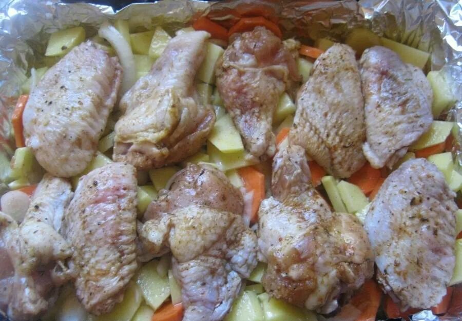 Куриные крылышки с овощами. Крылья запеченные в духовке с картошкой. крылья с картошкой в духовке с корочкой. крылышки с картошкой в духовке. куриные крылышки в духовке с картошкой.